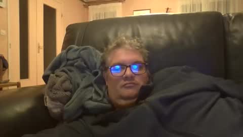 Snapshot of bozo81 chatting on November 15, 2025, 6:00 am bozo81 online show from November 15, 2025, 6:00 am