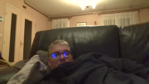 Snapshot of bozo81 chatting on November 19, 2025, 7:03 pm bozo81 online show from November 19, 2025, 7:03 pm