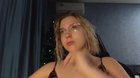 Snapshot of brandy__stars chatting on December 4, 2025, 10:35 am Belle online show from December 4, 2025, 10:35 am