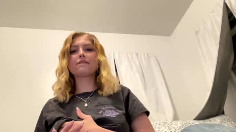 Snapshot of breezyxlove chatting on April 16, 2026, 2:23 am Breezyxlove online show from April 16, 2026, 2:23 am