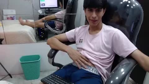 Snapshot of brent18_ chatting on February 14, 2025, 2:07 am Esteban online show from February 14, 2025, 2:07 am