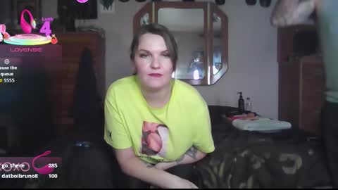 Snapshot of bunny_n_clyde_69 chatting on November 23, 2025, 2:44 am Bunny N Clyde online show from November 23, 2025, 2:44 am