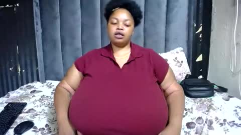 Snapshot of bustyqueenx25 chatting on November 18, 2025, 8:35 pm bustyqueenx25 online show from November 18, 2025, 8:35 pm