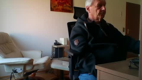 camcologne online show from April 15, 2026, 7:59 am