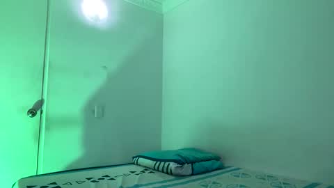 camilo_contre21 online show from January 30, 2025, 8:42 pm