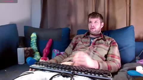 Snapshot of camzlut4u chatting on February 16, 2026, 5:03 am mark the Slut online show from February 16, 2026, 5:03 am