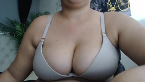 Candy  online show from September 19, 2025, 1:01 pm