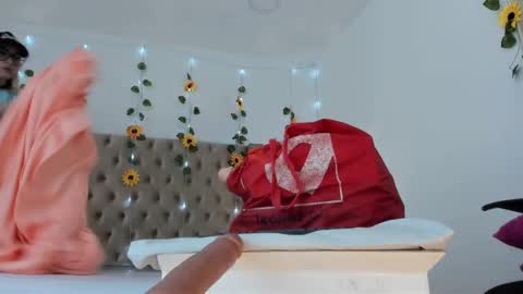 Candie  online show from September 15, 2025, 11:54 am