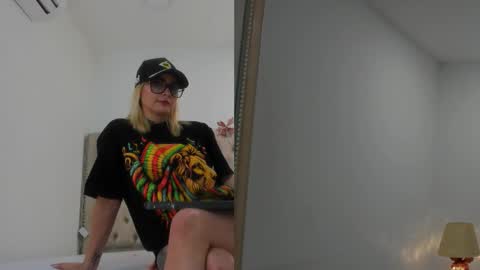 Candie  online show from March 12, 2026, 12:22 pm