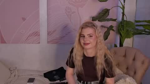 Snapshot of candiesshop chatting on April 16, 2026, 7:09 am Candies online show from April 16, 2026, 7:09 am