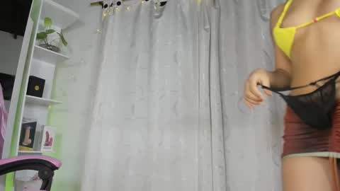 Snapshot of candy_hes chatting on December 14, 2024, 12:33 am Nickol online show from December 14, 2024, 12:33 am