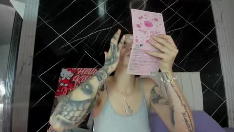 Leila  online show from November 19, 2025, 2:22 am