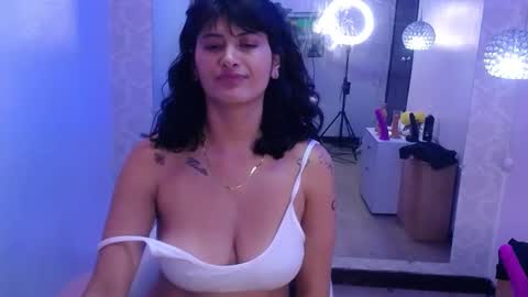 Snapshot of candy_lux_ chatting on January 14, 2025, 10:44 pm Candy online show from January 14, 2025, 10:44 pm