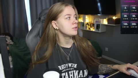 Snapshot of candy_meggie chatting on December 17, 2024, 10:23 am Megan online show from December 17, 2024, 10:23 am