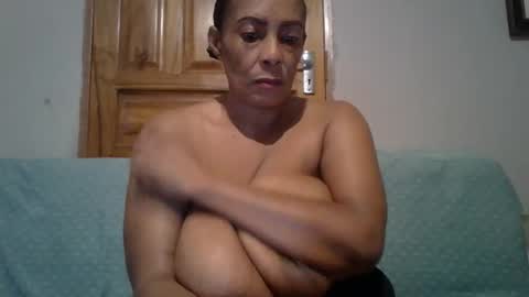 Snapshot of caramelchoc81 chatting on April 17, 2026, 1:19 am candylious81 online show from April 17, 2026, 1:19 am