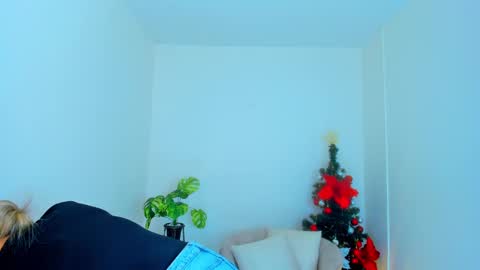 Snapshot of carlota_peach chatting on December 22, 2024, 12:05 pm Andrea online show from December 22, 2024, 12:05 pm