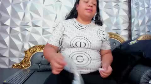Snapshot of carolina_lenon chatting on February 16, 2026, 6:37 pm Angie Carolina online show from February 16, 2026, 6:37 pm