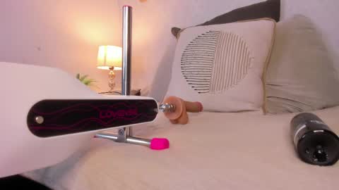  Caroline  online show from April 15, 2026, 11:39 am