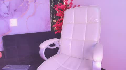 caroline_foster1 online show from November 18, 2025, 12:09 pm