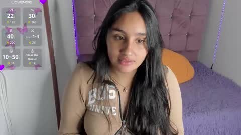 caroline_rodriguez_9 online show from September 25, 2025, 11:52 pm