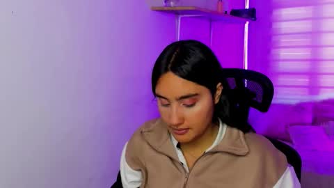 caroline_rodriguez_9 online show from December 16, 2025, 1:38 pm