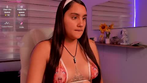 caroline_rodriguez_9 online show from April 15, 2026, 7:58 pm