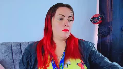 Carolinhe  online show from October 8, 2025, 7:33 pm