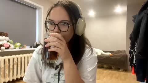 Emilia online show from December 16, 2025, 3:11 am