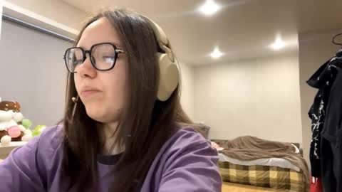 Emilia online show from December 20, 2025, 3:35 am