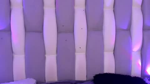 Cat  online show from December 4, 2024, 6:06 pm