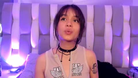 Cat  online show from December 6, 2024, 9:13 pm