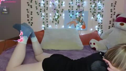 cattie_w_ online show from October 25, 2025, 1:35 am