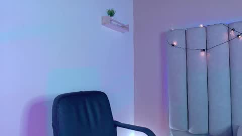 Snapshot of chaneladamss_ chatting on November 10, 2025, 2:54 am C H A N E L online show from November 10, 2025, 2:54 am