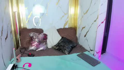 charlotte__milf online show from July 17, 2026, 7:52 pm