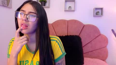 Snapshot of charlotte_millers_ chatting on November 10, 2025, 8:19 pm Charlotte online show from November 10, 2025, 8:19 pm