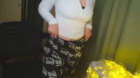 Kira online show from September 16, 2025, 8:32 pm