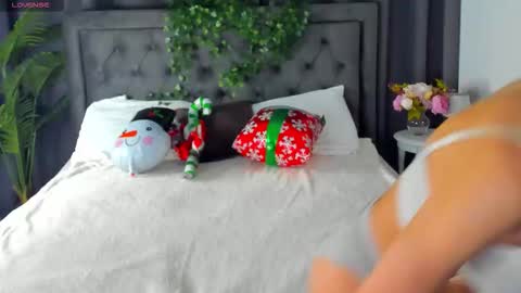 cheezy_cream online show from December 15, 2025, 6:45 pm