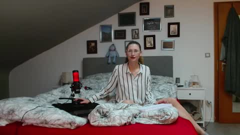 Snapshot of cherryangle chatting on February 18, 2026, 6:48 pm Leonie online show from February 18, 2026, 6:48 pm