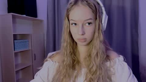 Evie online show from October 30, 2025, 12:17 pm