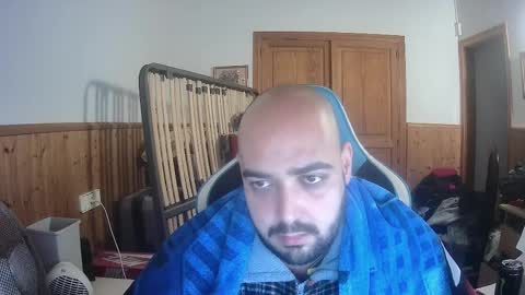 chicomallorca96 online show from February 5, 2025, 10:08 am