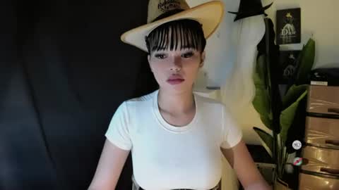 chixies_ladies online show from June 17, 2026, 1:41 am