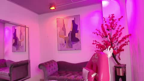 Chloe online show from April 12, 2026, 11:26 am