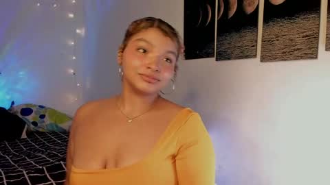 Snapshot of chloe_kisses chatting on April 21, 2026, 11:27 am chloe_kisses online show from April 21, 2026, 11:27 am