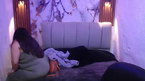 chloe_smith5 online show from November 25, 2025, 1:22 pm