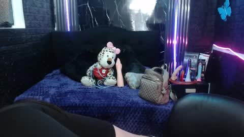 Snapshot of chloe_smith5 chatting on June 30, 2026, 1:23 pm chloe_smith5 online show from June 30, 2026, 1:23 pm