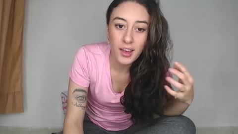 Snapshot of chloe_vahos chatting on October 6, 2025, 1:14 am Chloe  online show from October 6, 2025, 1:14 am