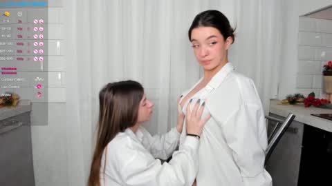 Megan and Jeniffer online show from December 22, 2024, 1:22 pm