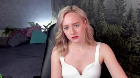 Chloe Deccker online show from May 18, 2026, 4:07 am