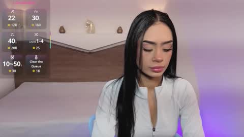 C H L O E online show from December 17, 2025, 12:00 pm