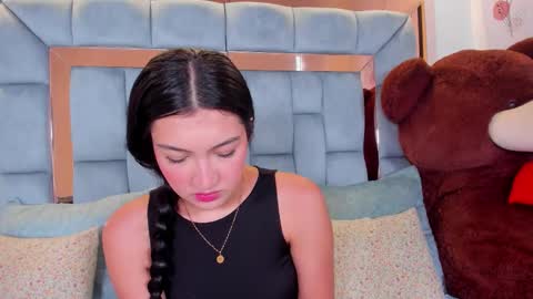 Chloe  online show from November 18, 2025, 5:06 pm